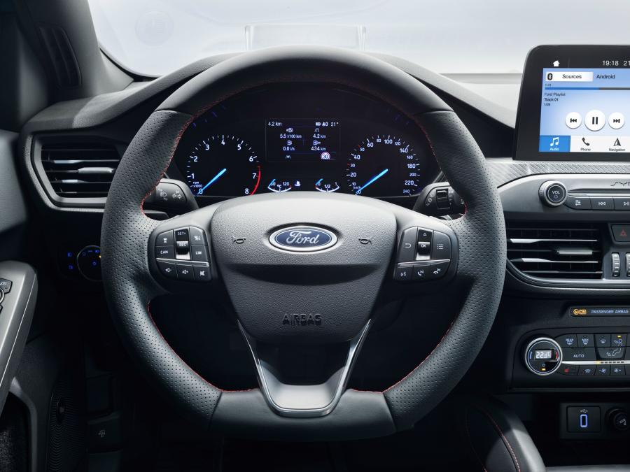 Панель приборов Ford Focus ST-Line 2018 года  (WW) (фото 38 из 42)